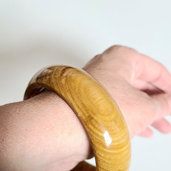 Lucite/celluloid chunky bangle with real dry flowers. - Picture 8 of 9